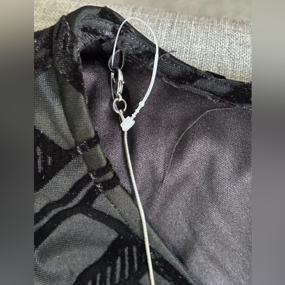 NWT JM Collection Velvet Flocked Jacquard Top Blouse attached Necklace Size XS - Picture 6 of 11